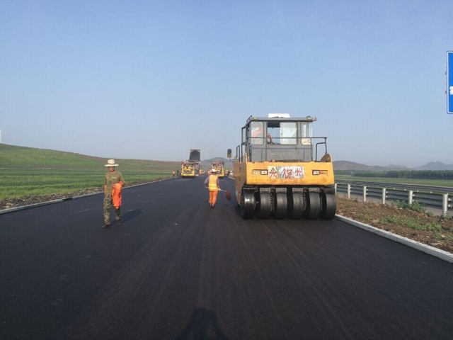 國道302線烏蘭浩特至阿力得爾段公路主線路面工程按計(jì)劃全面貫通