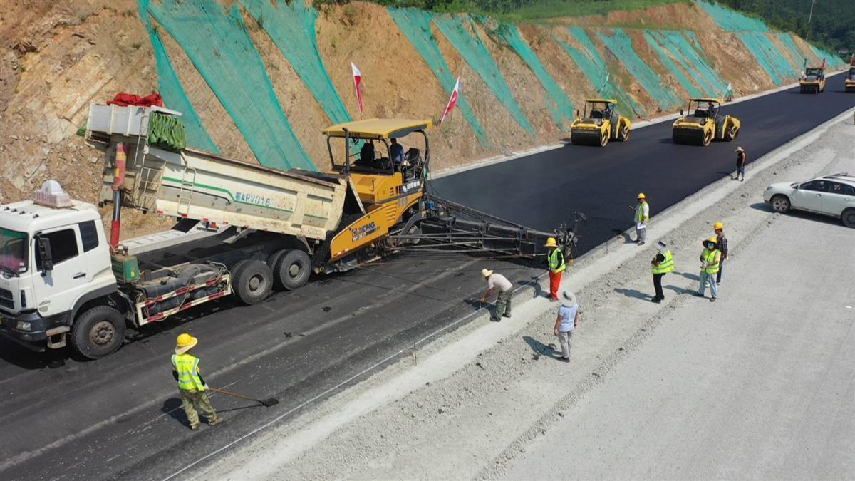 拓寬通往老區(qū)的道路,230國道七里坪至紅安縣城段改擴建工程加速推進