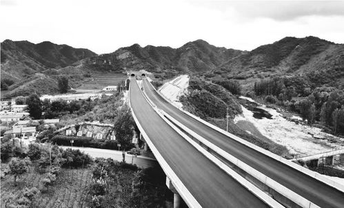 凌綏高速公路首段瀝青路面貫通，通車(chē)在即推動(dòng)區(qū)域發(fā)展