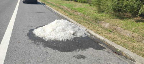 如東公路分中心 及時清除路面冰塊，保障公路通行安全