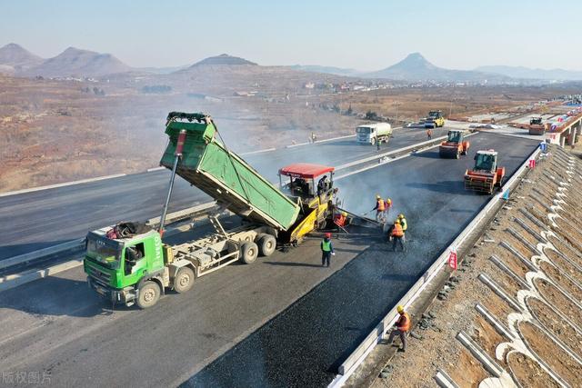 山東臨沂至滕州高速公路 瀝青攤鋪忙，發展畫卷新